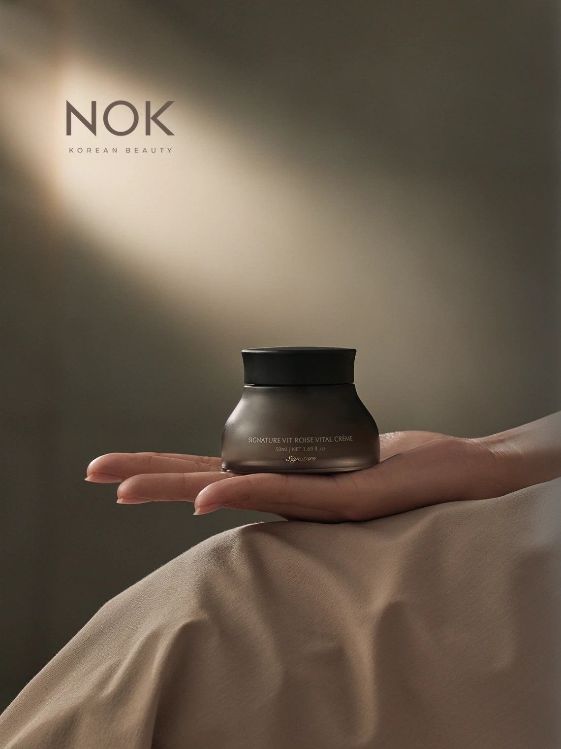 Silky texture of Demar3 Vit Roise Vital Crème - anti-aging face cream for hydration and fine line reduction - NOK Beauty Natural Korean Skincare